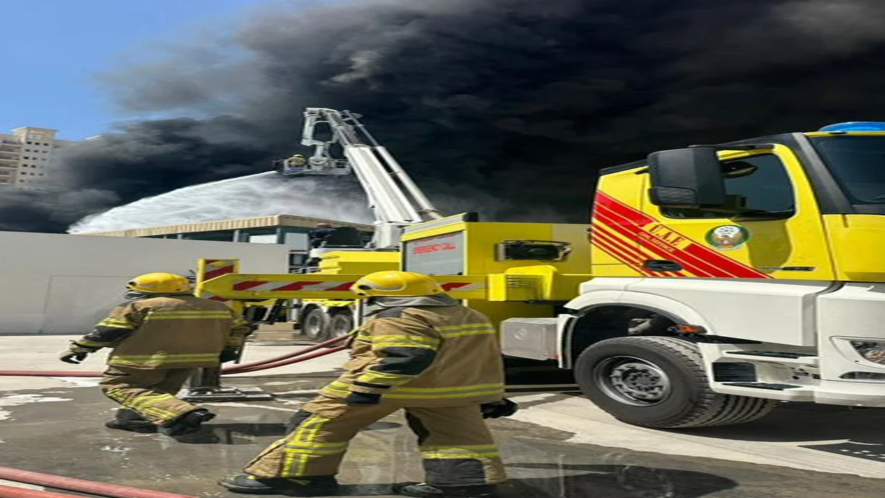 فرق الإطفاء تسيطر على حريق بمصنع مواد بناء في صناعية عجمان 1